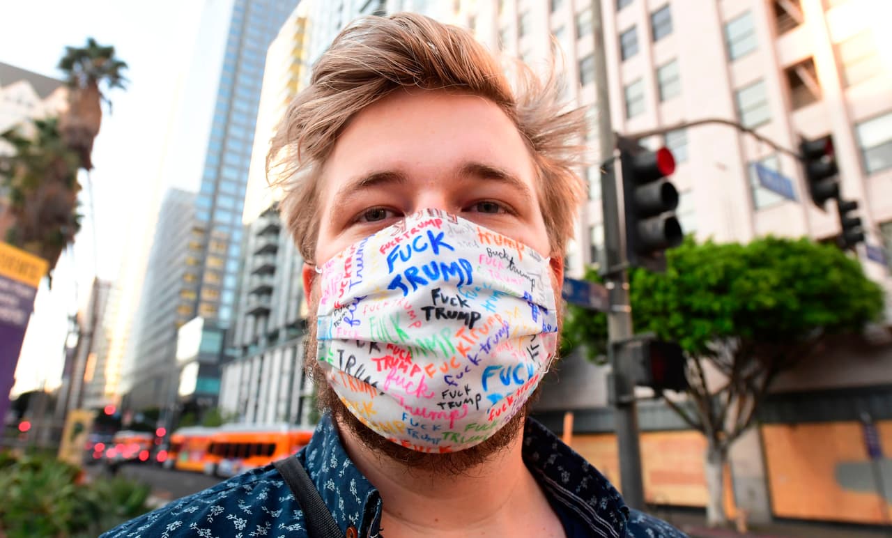 Hasta las máscaras de protección contra el coronavirus se convirtieron en símbolos de las protestas ante la temprana proclamación de triunfo de Trump el 4 de noviembre, que tres días más tarde es desestimada por el conteo actualizado de votos.
<br>
<br>