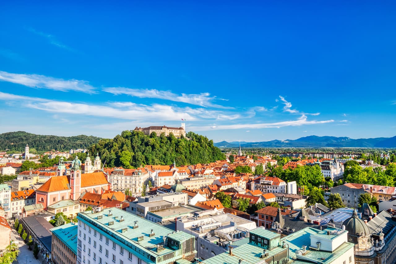 <b>7. Eslovenia</b>
<br>
<br>Tasa más alta de impuesto sobre la renta personal en 2021: 50.00%.
<br>
<br>En esta nación la tasa más alta se aplica a ingresos anuales de más de 72,000 euros (81,500 dólares). Las ganancias de capital, los intereses, los dividendos y los ingresos por alquileres están sujetos a una tasa fija del 
<br>
<br>27.5%.
<br>