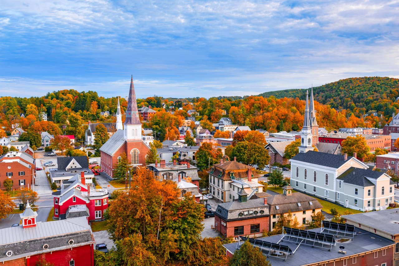 <h3 class="cms-H3-H3">8. Vermont</h3>
<br>
<br>💊 
<b>Esperanza de vida (2020): </b>78.8 años (empate).
<br>
<br>💊 
<b>Modificación con respecto a 2019: </b>-1.0%
<br>
<br>💊 
<b>Porcentaje de personas sin seguro médico: </b>4.0%
<br>
<br>💊
<b> Población: </b>624,340
<br>