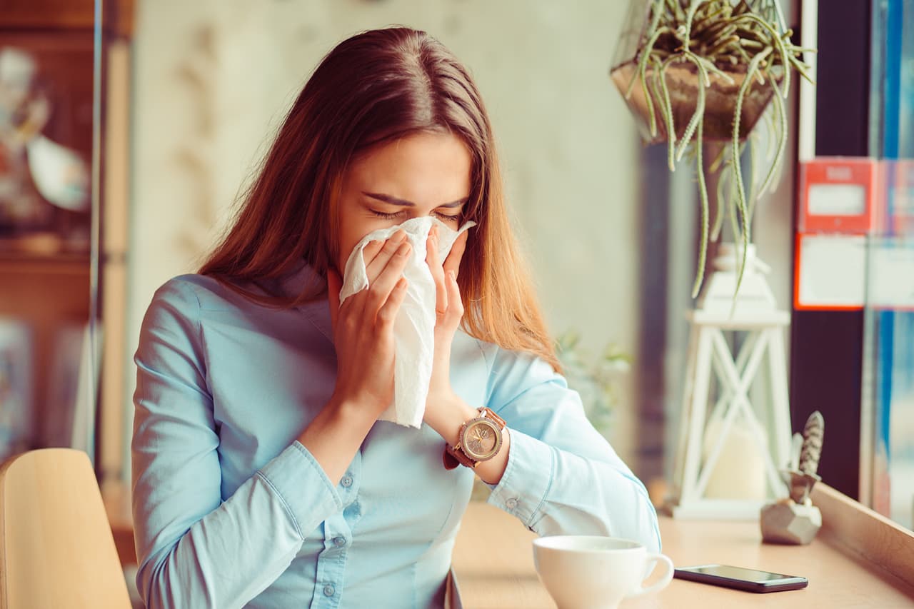 <b>Las alergias estacionales causan estornudos, picazón en nariz, ojos y garganta</b>. Síntomas que no se presentan ante el contagio de coronavirus. 
<b>Aunque la tos es un síntoma común viral</b>, también puede presentarse en personas con alergia y 
<b>crear una confusión entre los dos diagnósticos. </b>