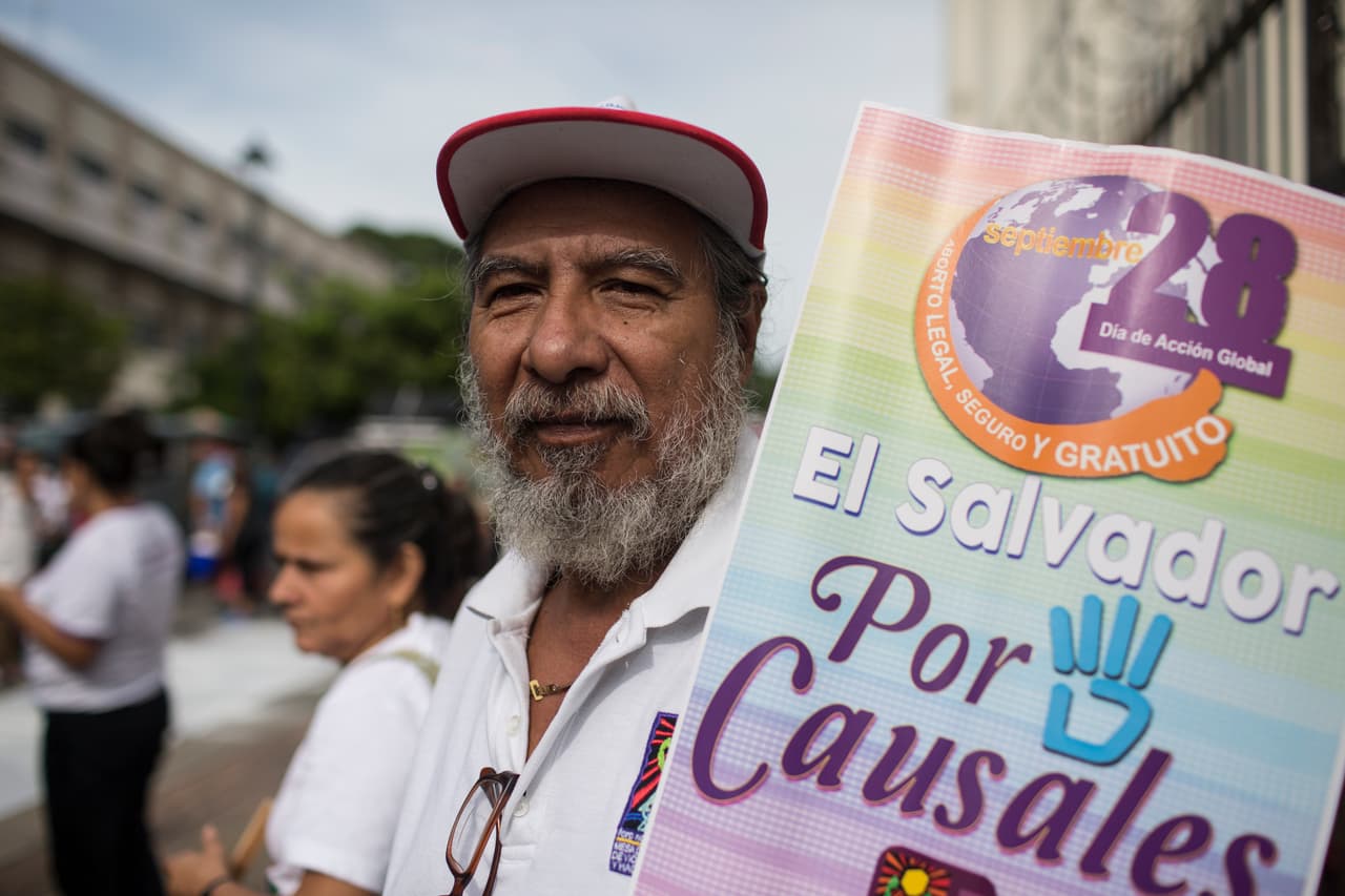 Froilan Sosa, líder comunitario, acudió a la protesta para expresar su apoyo a las mujeres que sufren bajo las leyes que penalizan el aborto en El Salvador. "Son leyes que están hechas por una asamblea legislative llena de hombres y su machismo lo aplican en la ley," explicó Sosa.