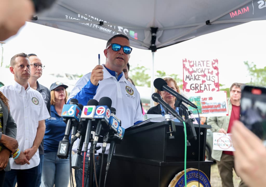 <b>El congresista Darren Soto </b>habla durante una conferencia de prensa frente al centro de detención de migrantes conocido como 
<a href="https://www.univision.com/local/miami-wltv/alligator-alcatraz-iglesia-catolica-de-miami-critica-el-centro-de-detencion-y-como-se-trata-a-los-migrantes">Alcatraz de los Caimanes</a>, tras recorrer las instalaciones del Centro de Entrenamiento y Transición Dade-Collier, el sábado 12 de julio de 2025, en Ochopee, Florida. Durante la inspección, Soto y otros legisladores denunciaron condiciones de hacinamiento extremo, falta de privacidad y porciones de comida insuficientes para los detenidos.