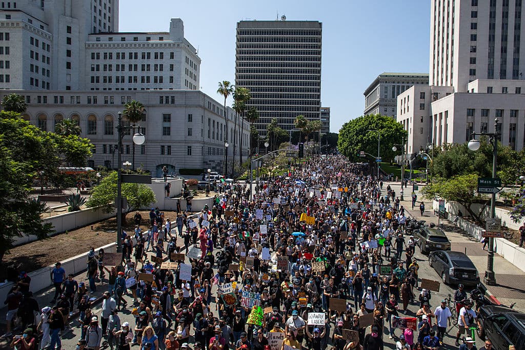 Cientos de personas marcharon este domingo 
<b><a href="https://www.univision.com/noticias/estados-unidos/protestas-contra-ice-en-los-angeles-se-intensifican-tras-el-despliegue-guardia-nacional-a-pedido-de-trump" target="_blank">contra las redadas del Servicio de Control de Inmigración y Aduanas (ICE) en Los Ángeles</a></b>. l recorrido fue desde el Ayuntamiento hasta el edificio federal Edward R. Roybal, en el centro de la ciudad, donde previamente se había registrado un 
<b>incidente entre manifestantes, la Guardia Nacional y agentes federales</b>.