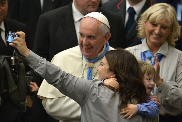 No se ha quedado fuera de la moda de las "selfies". Aquí posa durante una audiencia con scouts católicos.