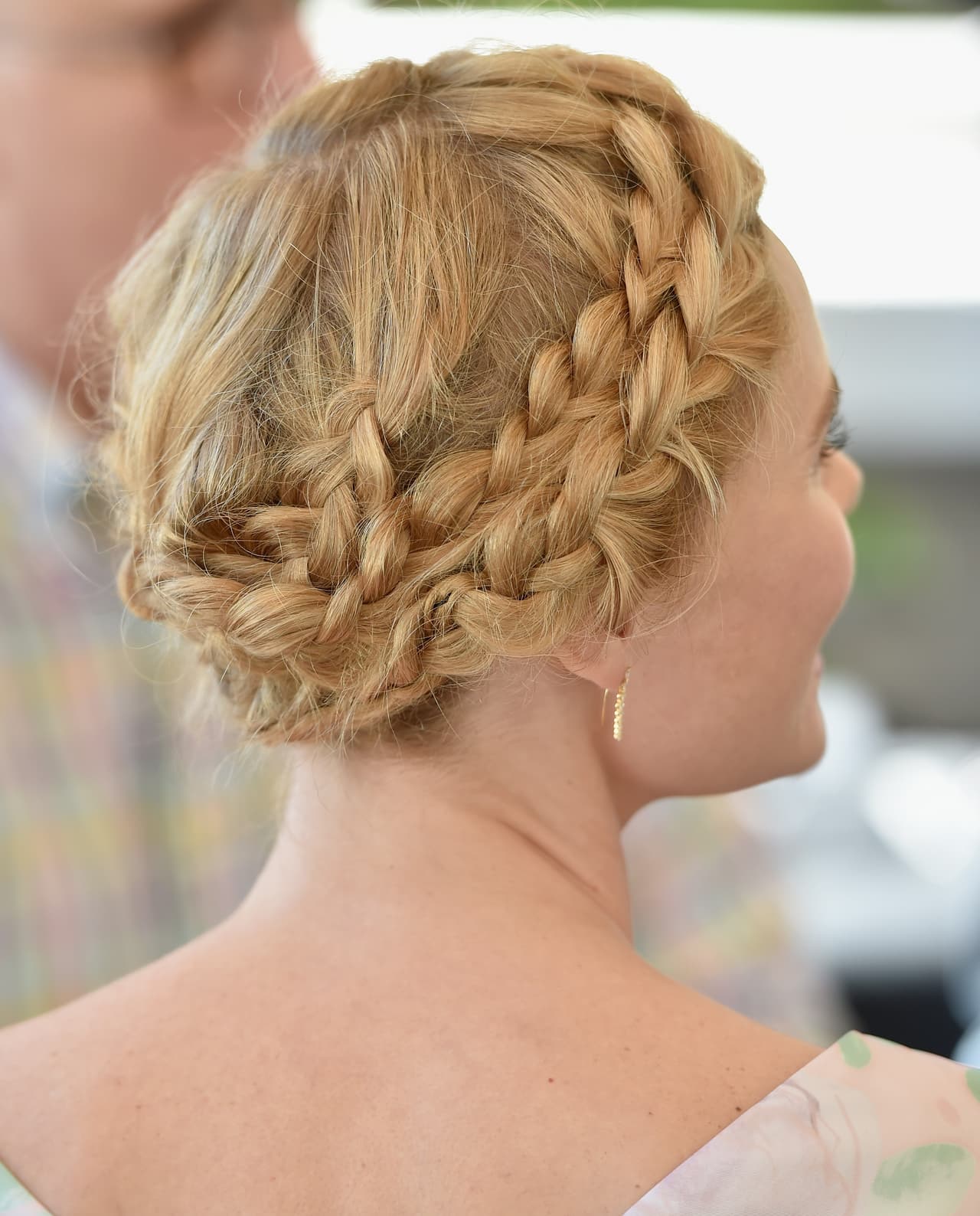 La trenza de doble corona es un poco más elaborada pero vale la pena. Es ultra femenina y si eres de las que prefieren el cabello totalmente recogido es la indicada para ti.