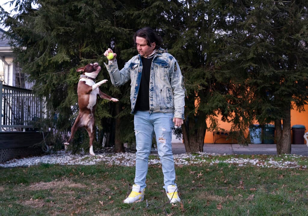 Joe DiMeo juega con Buster en su casa de Clark, Nueva Jersey el jueves 28 de enero de 2021, seis meses después de que fuera sometido a la cirugía. Ahora 
<b>puede vestirse y alimentarse solo</b>. Juega al billar y ha vuelto al gimnasio: llega a levantar 50 libras y practica su
<i> swing </i>de golf.
