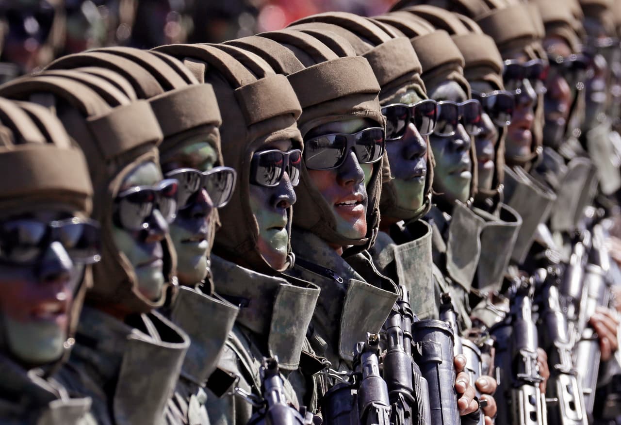 En la primera parte del evento, desfilaron muchas unidades de todas las ramas de las fuerzas armadas, junto con algunos estudiantes.