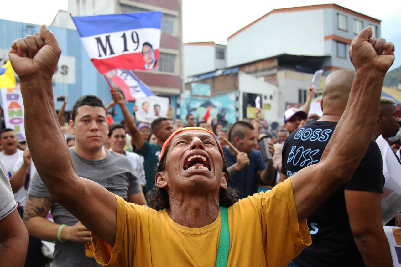 Simpatizantes de Petro celebran en Cali, Colombia. Los detractores de Petro temen que, con la llegada de la izquierda, Colombia “se convierta en otra Venezuela”, su vecino inmerso en una crisis política y social que ha causado la migración de 2,2 millones de venezolanos hacia Colombia.