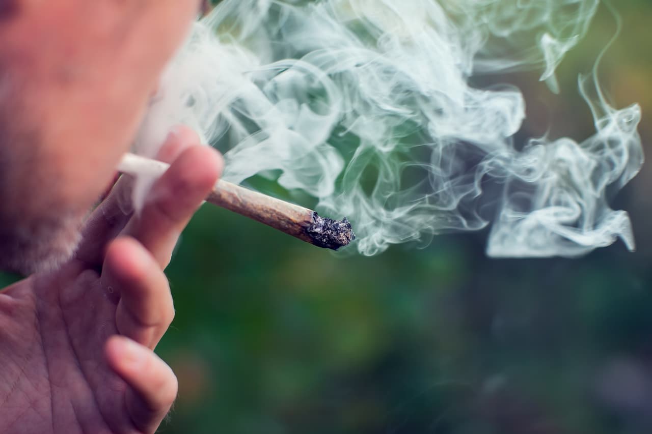 Esto significa que un empleador no puede despedir a alguien por dar positivo en pruebas de cannabis en el cabello, la sangre o la orina.