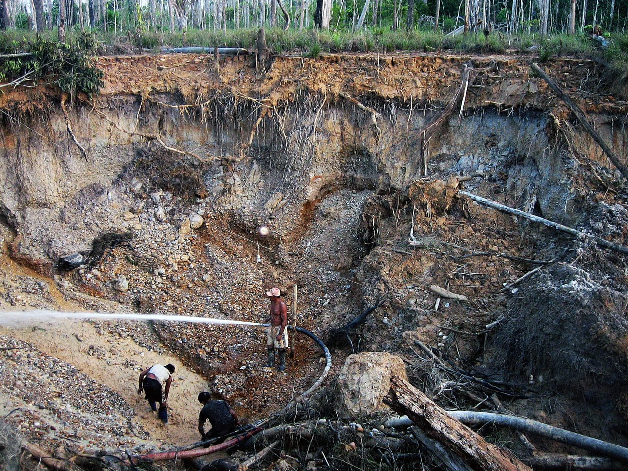 "Madre de Dios", un 
<a href="https://www.univision.com/estilo-de-vida/fotografia/madre-de-dios-un-paraiso-natural-de-peru-destrozado-por-la-mineria-fotos">paraíso natural de Perú ha sido destrozado por la minería</a>. La fiebre del oro ha devastado la flora y fauna de esta región amazónica. Esta tragedia ecológica está provocando severos daños a la salud de la población, especialmente por la contaminación por mercurio. La fotografía es de junio de 2016.
<br>