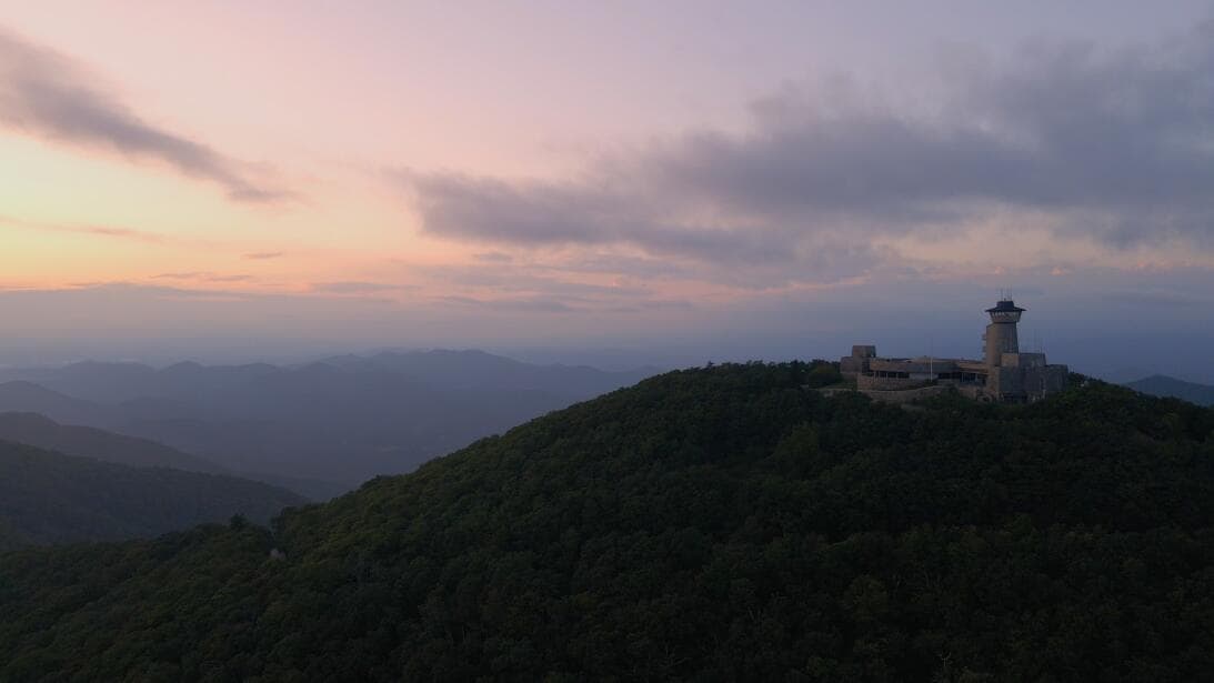 Ubicado a unas 100 millas al noreste de Atlanta, Brasstown Bald se encuentra en el punto más alto de Georgia. Desde su plataforma, los visitantes pueden ver partes de cuatro estados y hasta a 80 millas de distancia en cualquier dirección.