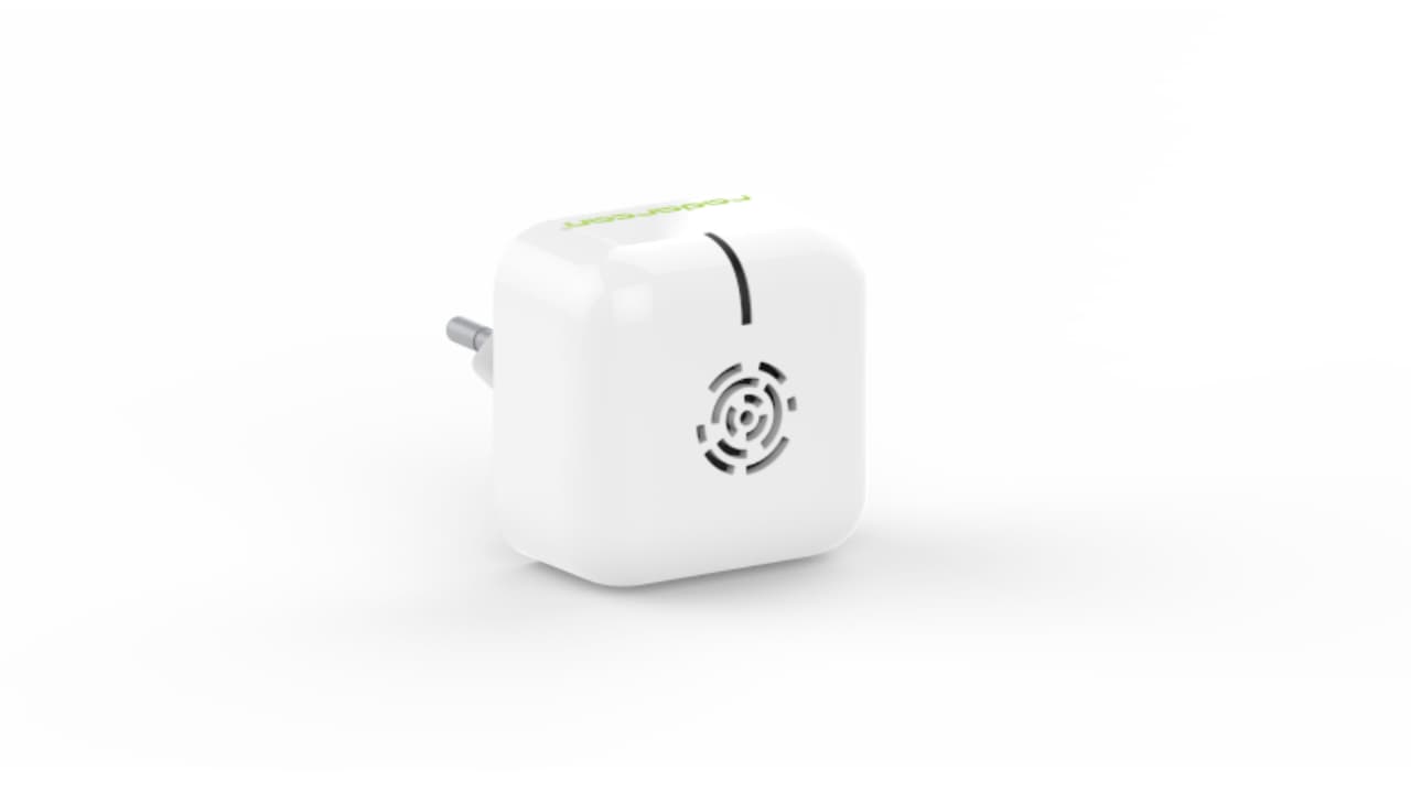 Existen en el mercado 
<b>dispositivos electrónicos</b> que puedes colocar en tu garaje y ahuyentará a los roedores, no hay necesidad de eliminarlos ni de usar productos químicos. Gracias a la emisión de una frecuencia de ultrasonidos que afectan el sistema periférico sensorial del animal, lograrás alejarlo de tu auto.