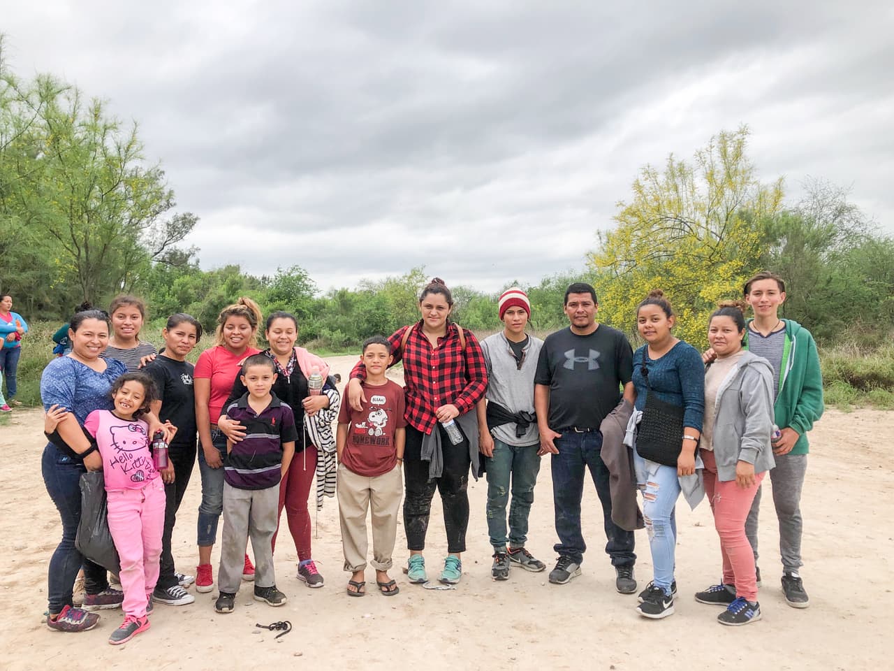 Muchos migrantes aseguran no haber tenido que pagar coyotes hasta que llegaron al lado mexicano del Río Grande. Este grupo de salvadoreños dice haber llegado “a puro jalón” (de bus en bus). “Somos la familia peluche”, afirma Ever, de 7 años, al bromear con su madre sobre cómo habían salido ellos dos solos y acabaron cruzando el río como junto a este grupo de salvadoreños con los que hicieron piña. La mayoría de ellos vienen de Usulután y dicen huir de la violencia.
<br>