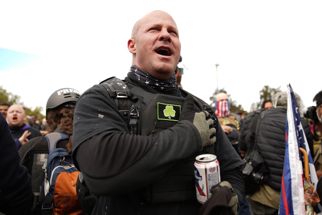 Varios integrantes del grupo Proud Boys lucen chalecos antibalas, armas y otros equipos de seguridad 
<b>durante lo que han llamado una manifestación para "poner fin al terrorismo nacional”. </b>
<br>