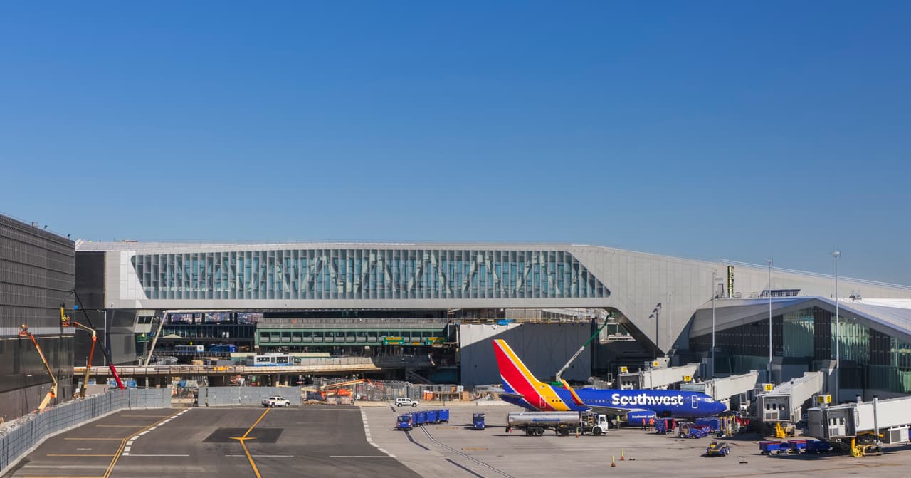 Esta terminal es solo la mitad de la remodelación de
<b> $8 mil millones de todo el aeropuerto LaGuardia. </b>