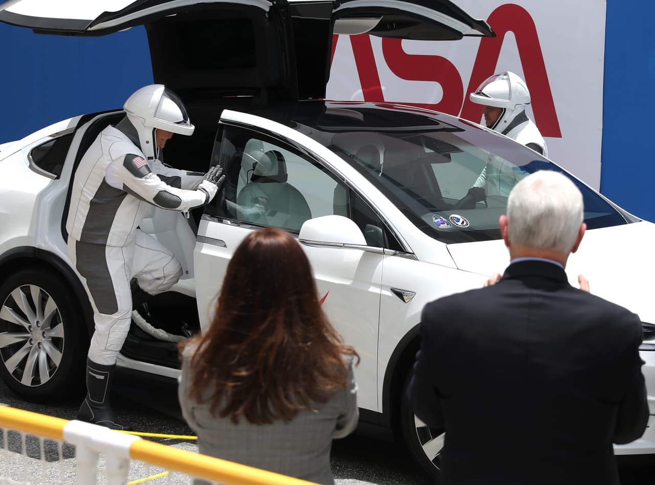 Los astronautas subiendo al auto Tesla que los llevará a la cápsula Dragon de SpaceX. “¡Estamos listos!”, tuiteó Behnken el martes por la noche. La automotriz Tesla también es propiedad de Musk. 
<br>