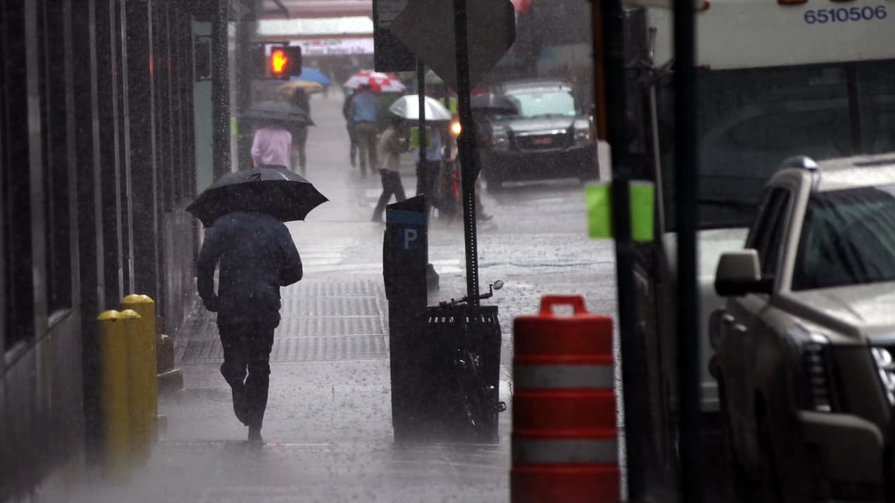¡No guarde los paragüas! Emiten amenaza de clima severo para el Triángulo para el viernes   