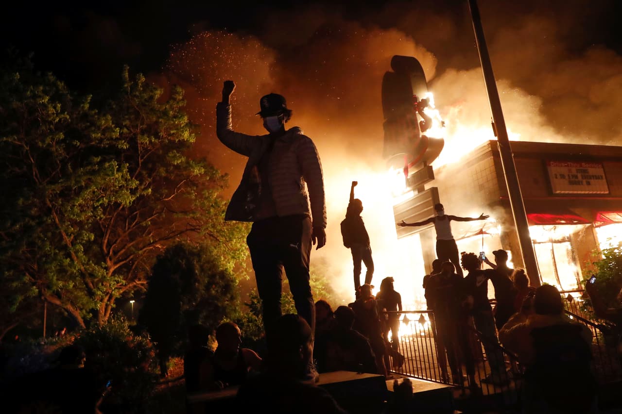 <b>Crece la intensidad de las protestas. </b>Minneapolis salió de control y se sospechaba que la violencia salpicaría a otros lugares. Ya existía tensión racial por la muerte de los afroestadounidenses Ahmaud Arbery y Breonna Taylor, fallecidos en incidentes con la policía en febrero y marzo. En la fotografía, un establecimiento en Minneapolis en llamas el 28 de mayo.
