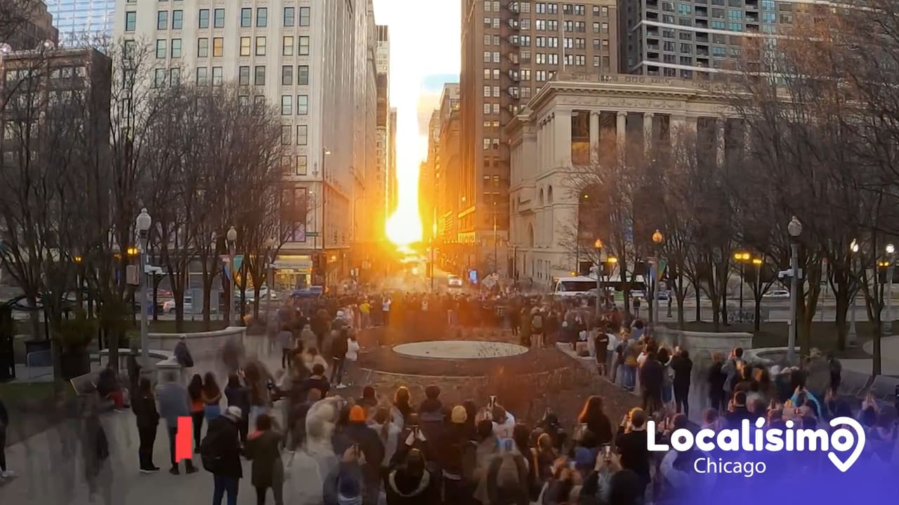 Durante los equinoccios, de primavera y otoño, el sol sale exactamente por el este, y se pone exactamente por el oeste, alineándose con las calles de Chicago. Este año lo podrás ver el jueves 20 de marzo, al amanecer a las 6:53 a.m., y al atardecer que será a las 7:03 p.m.