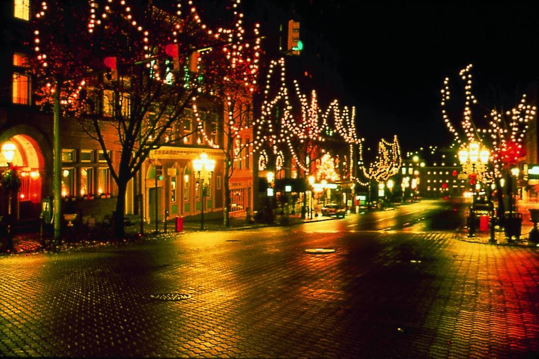 <b><a href="https://goo.gl/maps/T9uHaFdtUc9tfGVr9 " target="_blank">Bethlehem</a></b>. Bienvenidos a la famosa “Christmas City de los Estados Unidos”. Cada año, la ciudad se adorna con fascinantes y extensas luces y decoraciones navideñas, y organiza varios eventos como Christkindlmarkt, un festival navideño de cinco semanas de duración.