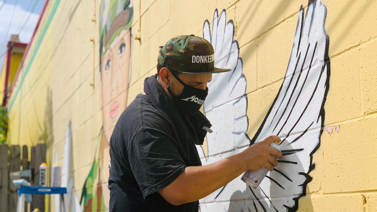 El encargado de la creación fue el artista, Alex Román, quien también pintó un mural de George Floyd en la ciudad texana.