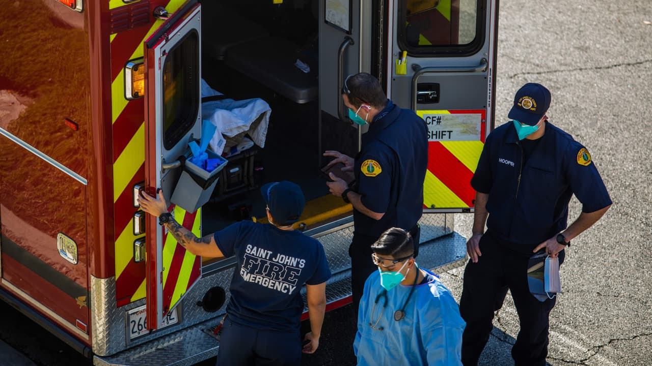 La Agencia de Emergencias Médicas (EMS pos sus siglas en inglés) del condado de Los Ángeles envió una 
<a href="http://file.lacounty.gov/SDSInter/dhs/1100458_Directive_6revTransportofTraumaticandNontraumaticCardiacArrest.pdf"><b>nueva directriz</b></a> al personal que trabaja en ambulancias para que conserven oxígeno y para 
<a href="https://www.univision.com/local/los-angeles-kmex/directiva-pide-a-ambulancias-limitar-el-transporte-de-pacientes-a-hospitales-de-los-angeles"><b>no transportar a los hospitales a pacientes</b></a> a quienes luego de recibir resucitación cardiopulmonar en el sitio, tienen pocas posibilidades de sobrevivir.