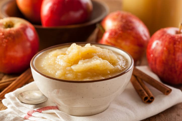 El puré de manzana frío refrigerado se puede ingerir para ayudar a enfriar a un niño que tiene fiebre, según 
<a href="https://www.univision.com/local/dallas-kuvn/lo-que-debes-tener-en-tu-despensa-en-caso-de-necesitar-atender-a-tu-hijo-por-un-contagio-con-coronavirus-video">explica Cook Children’s.</a> 
<br>
<br> 
<br>