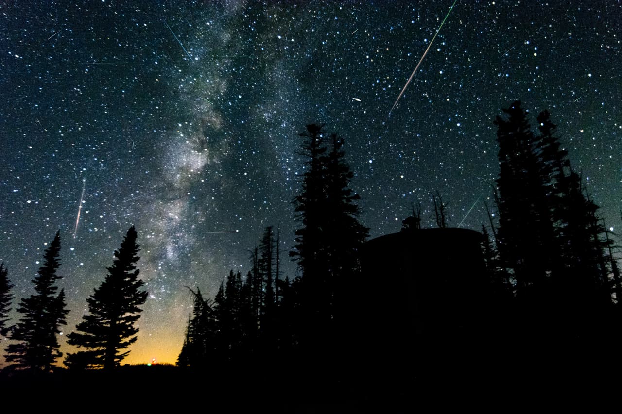 <b>Agosto. La lluvia de meteoritos Perseidas, en Tenerife, España</b>.
<br>
<br>En 2021 las Perseidas alcanzarán su punto máximo el 12 y 13 de agosto, y el mejor lugar para verlas es el Parque Nacional del Teide en Tenerife. 
<br>
<br>Allí, a miles de metros sobre la costa, se encuentran algunos de los mejores observatorios europeos. En una noche oscura la Vía Láctea se muestra a simple vista con un brillo increíble, pero 
<a href="https://www.univision.com/noticias/medio-ambiente/el-espectaculo-de-las-perseidas-asi-se-vio-la-impresionante-lluvia-de-estrellas-en-su-mejor-punto-fotos-fotos"><u>con las perseidas en primer plano es algo realmente especial</u></a>.
<br>