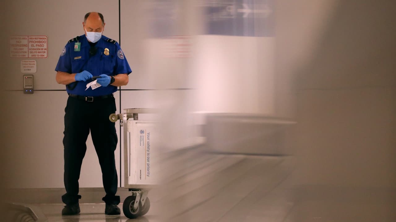 “A partir del 3 de mayo de 2023, solo se aceptará la identificación de viaje de Arizona, un pasaporte de los EE. UU. y otra identificación aprobada por el gobierno federal en los puntos de control de seguridad del aeropuerto de la TSA para viajes nacionales”, se lee en un comunicado del Departamento de transporte de Arizona. 
<br>