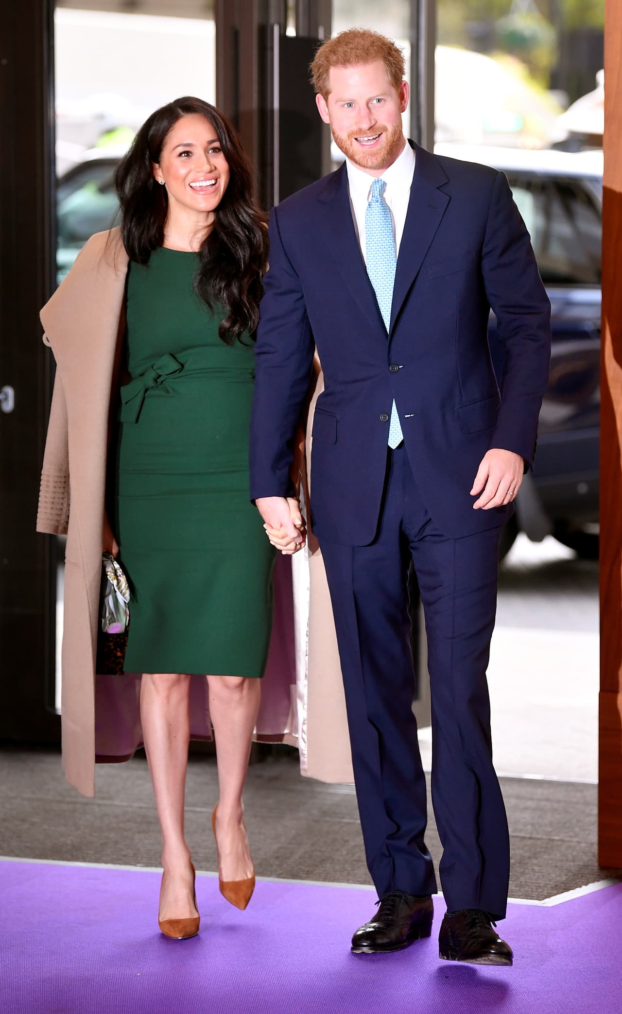 Reciclar looks le sirvió a la ex actriz para mandar un mensaje. En la primera entrevista que otorgó como prometida del príncipe Harry lució un vestido verde con moño a la cintura de Parosh. En octubre del 2019 lo volvió a usar, para los Premios WellChild, que celebra a los niños ingleses con cualidades especiales.