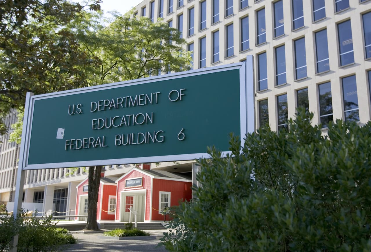 Una vez enviado el formulario FAFSA, la oficina de Ayuda Federal para Estudiantes del Departamento de Educación procesará y enviará al alumno un Informe de Ayuda Estudiantil (SAR, por sus siglas en inglés), que resume la información proporcionada. Si el formulario está completo aparecerá el 
<a href="https://fafsa.ed.gov/help/fftoc01g.htm">Aporte Familiar Previsto</a>,
<b> que no indica la cantidad de dinero que la familia debe pagar o el dinero que el alumno recibirá para estudiar en la universidad</b>. Más bien, es un número con el que se calcula la ayuda financiera que un estudiante puede recibir. Las instituciones educativas enumeradas en el formulario utilizarán esta información para determinar la ayuda económica federal y, posiblemente, no federal que un alumno requiere.