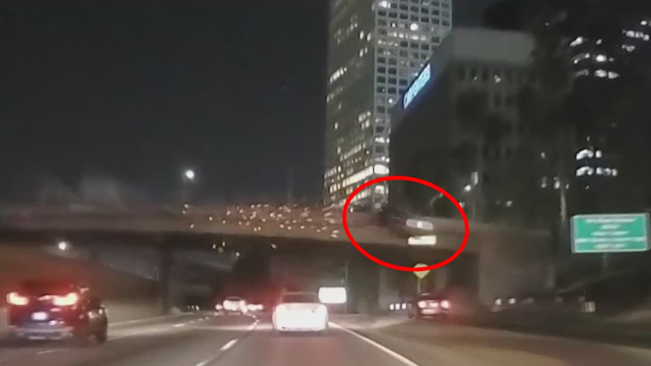 <b>En video: El momento exacto en el que un auto cae desde una autopista elevada</b>
<br>
<br>Fernando Salazar fue un testigo que vio cómo ocurrió el accidente y fue quien tendió una mano para ayudar a los ocupantes del vehículo.