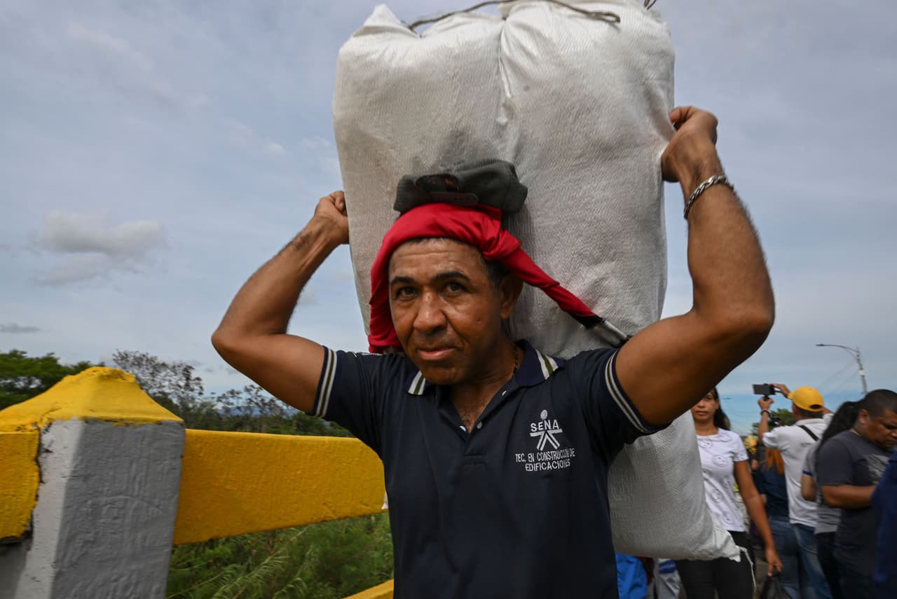 La frontera abierta en la que los pobladores podían hacer compras o trabajar de un lado y otro cambió desde entonces. 
<b>Cientos de militares venezolanos resguardaban la frontera cerrada y pocos días después inició la deportación de miles de colombianos.</b>
<br>
<br>