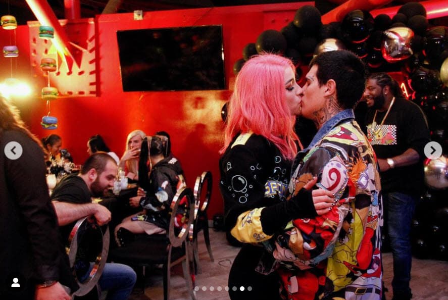 Badiola tiene 24 años, es cantante,'influencer' y tiene una relación amorosa con 
<b><a href="https://www.univision.com/temas/adriel-favela" target="_blank">Adriel Favela</a></b>, otro joven exponente del regional mexicano.
<br>
