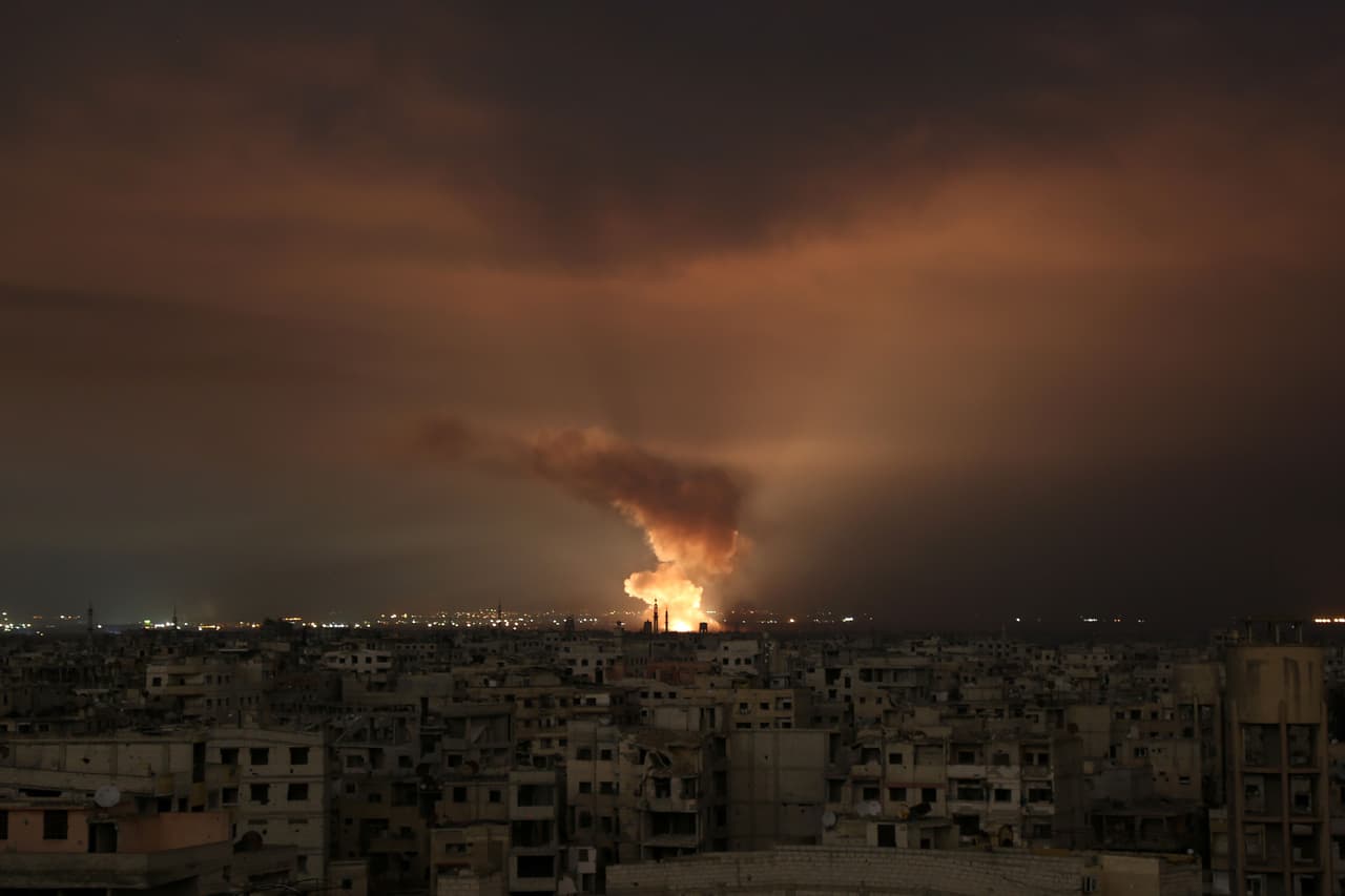 23 de febrero. Una vista de los ataques aéreos del régimen sirio en el enclave de Guta Oriental. Los bombardeos, uno tras otro, convirtieron a la región en un verdadero baño de sangre.