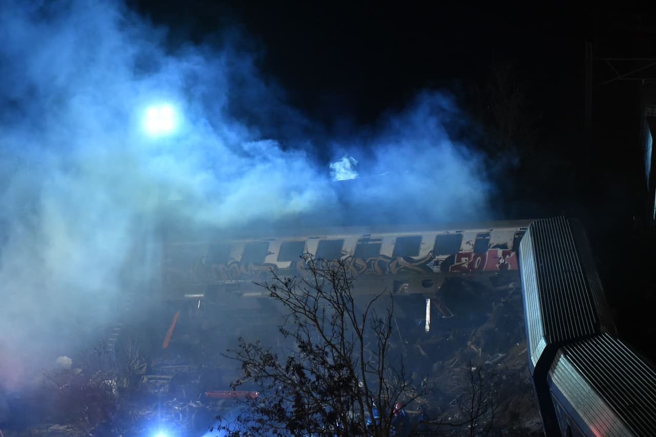 El portavoz de los bomberos confirmó que tres vagones descarrilaron a la altura de Lárisa, en el centro del país. Uno de los vagones se incendió y varias personas quedaron atrapadas, según la cadena televisiva pública Ert.
<br>