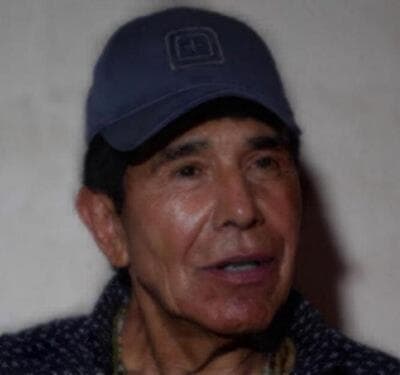 <h3 class="cms-H3-H3"><b>Rafael 'Caro' Quintero</b></h3>
<br>
<br>En abril de 2018, el narcotraficante mexicano fue ingresado en la lista de los 10 más buscados del FBI, acusado de 
<a href="https://www.fbi.gov/news/pressrel/press-releases/fugitive-wanted-for-the-kidnapping-and-murder-of-a-federal-agent-is-added-to-the-fbis-ten-most-wanted-fugitives-list" target="_blank">participar en el secuestro y asesinato </a>del agente especial de la DEA, Enrique Kik'" Camarena, en 1985.
<br>
<br>La agencia, que cree que Quintero tiene entre 58 y 69 años, 
<b>ofrece una recompensa de 20 millones de dólares</b> por información que conduzca al arresto y/o condena del narcotraficante, miembro del Cartel de Sinaloa.
<br>
<br>La información del FBI estipula que el fugitivo "frecuenta el área de Badiraguato, Sinaloa, México".
<br>
<br>Luego de pasar 29 años en una cárcel mexicana, en 2016 dijo en una entrevista que quería 
<a href="https://www.univision.com/noticias/narcotrafico/el-capo-rafael-caro-quintero-asegura-que-quiere-vivir-en-paz-y-retirado-del-narcotrafico-mexicano">vivir su vejez en paz.</a> Sin embargo, el gobierno de EEUU considera a Caro-Quintero como un miembro de alto perfil del Cártel de Sinaloa.