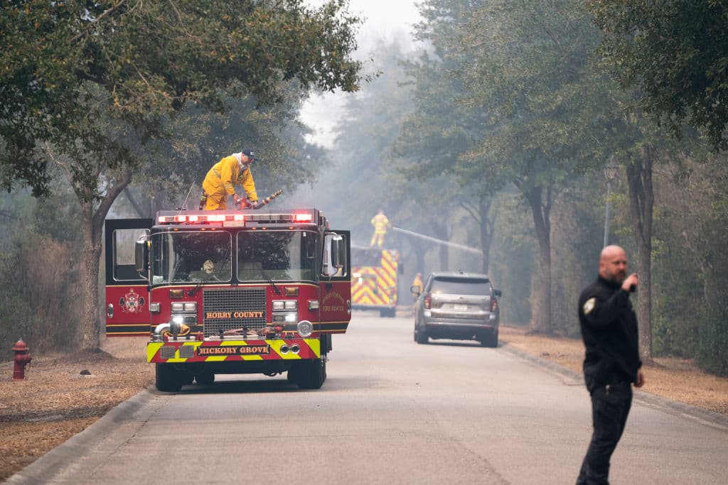 Cerca de 20 residencias estaban a menos de 100 pies del incendio forestal en Myrtle Beach, lo que dio paso a un operativo para evitar que sus dueños las pierdan consumidas por el fuego.