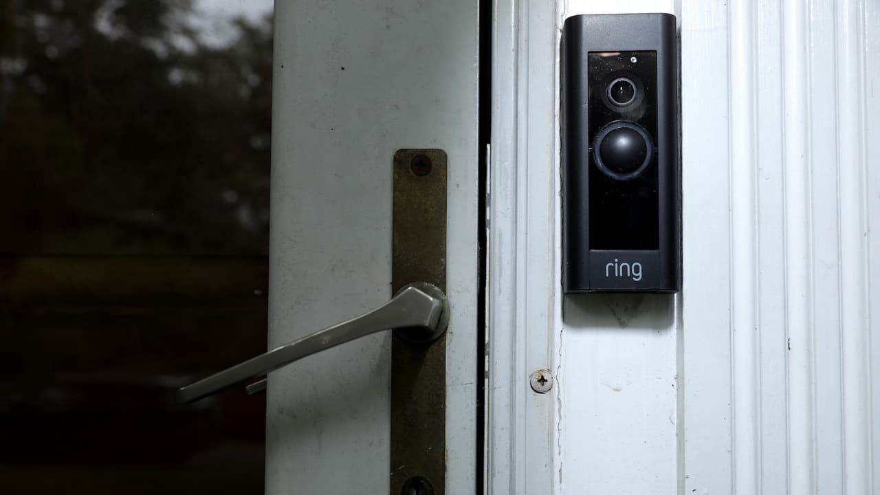 Instala un sistema de seguridad con cámaras y alertas en vivo. Asegúrate de grabar las imágenes e incluso de tener un sistema de habla y audio.
