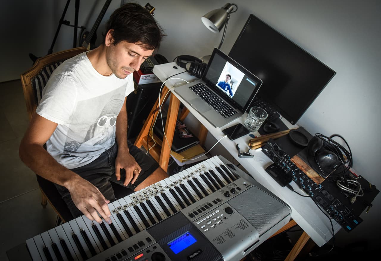 <b>Lecciones de piano.</b> El músico Tati Díaz Bonilla ejecuta una lección para un estudiante que lo sigue a través de Zoom en Buenos Aires, Argentina, el 17 de abril.