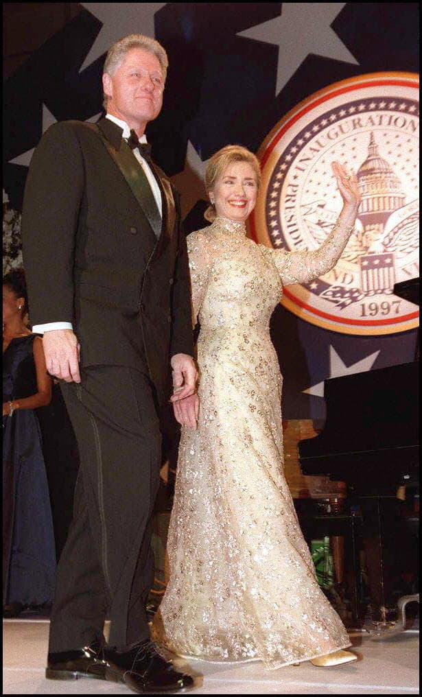 Hillary Clinton capitalizó el cuello de tortuga en muchas de sus apariciones públicas, lo hizo también en su segundo baile inaugural en 1997 para el que eligió un vestido de encaje dorado también diseñado por su amigo cercano
<b> Oscar de la Renta</b>, a quien también elegiría para que diseñara su traje el día de la boda de su hija.