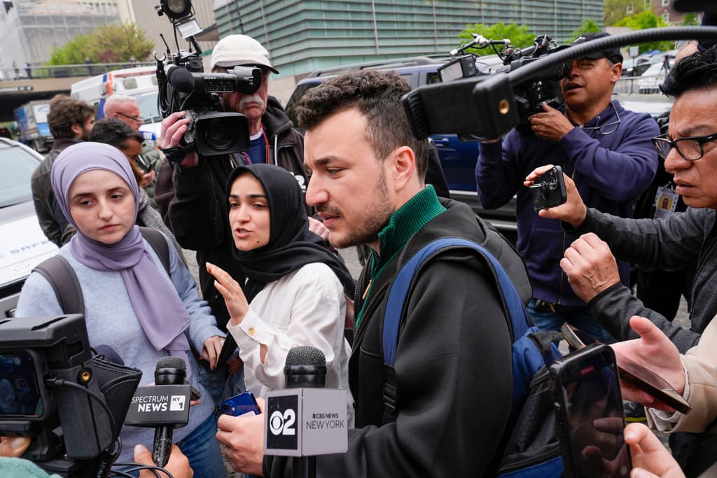 Por qué la detención de un estudiante con ‘green card’ para ser deportado es visto como "una escalada aterradora" del gobierno de Trump