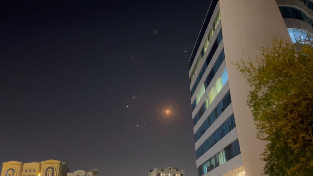 En este fotograma tomado de un vídeo, misiles e interceptores de defensa aérea iluminan el cielo nocturno sobre Doha después de que Irán lanzara un ataque contra las fuerzas estadounidenses en la base aérea de Al Udeid el 23 de junio de 2025 en Doha, Qatar. El gobierno qatarí afirmó haber interceptado todos los misiles iraníes, lanzados en represalia por el reciente ataque de Estados Unidos contra instalaciones nucleares iraníes.