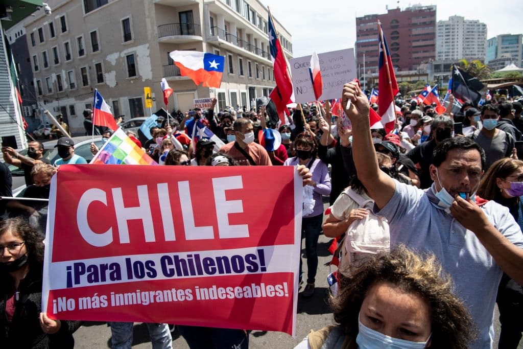 Chile, por su mejor situación económica y de seguridad y su estabilidad política, es hoy un país más diverso que hace unas décadas debido a 
<a href="https://repositorio.cepal.org/handle/11362/46117" target="_blank">la migración de otros países de la región</a>. La reacción de una parte de la sociedad, sobre todo con el aumento de la población inmigrante en los últimos años, ha sido el rechazo. 
<b>"El discurso xenófobo, asimilando migración a delincuencia, que por desgracia se ha ido volviendo cada vez más frecuente en Chile, alimenta esta clase de barbarismo"</b>, dijo González sobre los sucesos de Iquique.