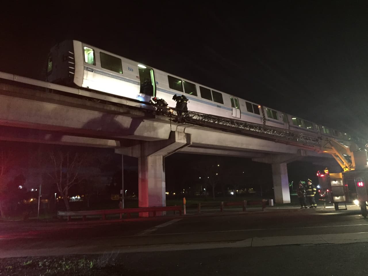 Durante la emergencia la calle Decoto Road estuvo cerrada para abrir paso al camión de los bomberos. En imágenes compartidas en las redes sociales se puede ver a los bomberos subiendo por la escalera de la unidad para llegar hasta el tren del BART.