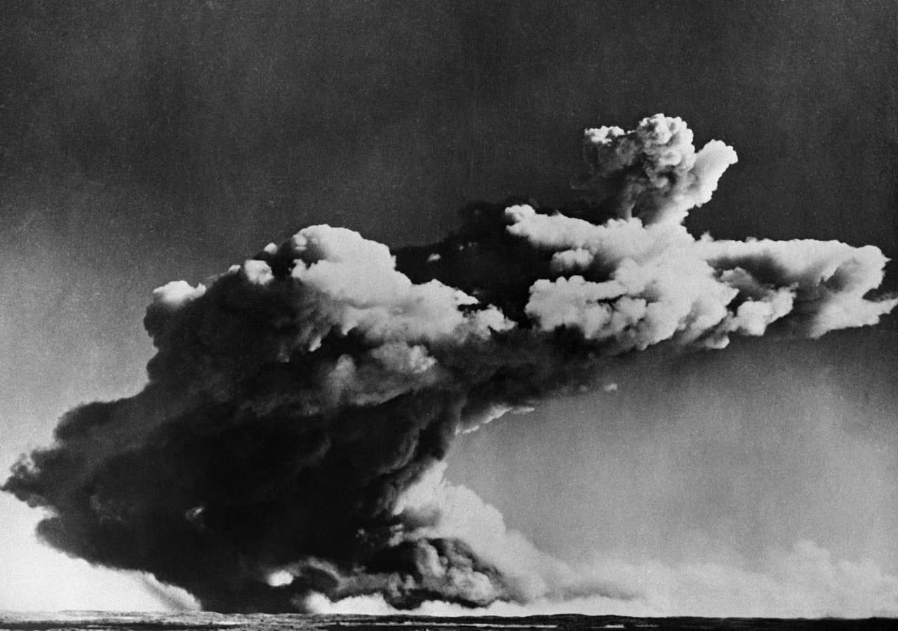 <b>¿Cuál es su poder?</b>
<br>La cantidad de energía destructiva liberada por una pequeña arma nuclear es de 10 kilotones, es decir, se necesitarían 10 toneladas de TNT para igualar su poder. 
<b>Una bomba nuclear como la que se usó en Japón en la Segunda Guerra Mundial equivale <a href="http://www.nytimes.com/learning/general/onthisday/big/0806.html">a 20,000 kilotones de TNT</a>.</b>
<br>
