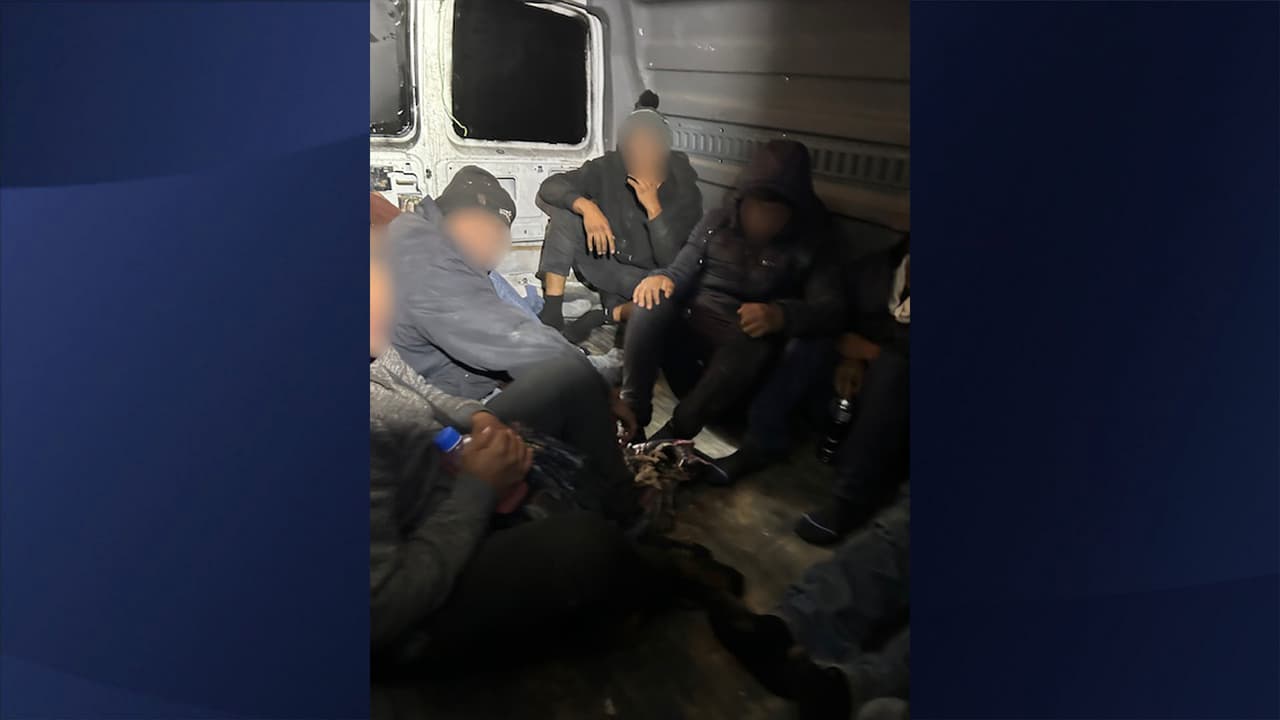 A bordo de la falsa patrulla eran transportados al menos 
<b>11 inmigrantes indocumentados </b>de diversas nacionalidades, quienes están a la espera de definir su situación legal.