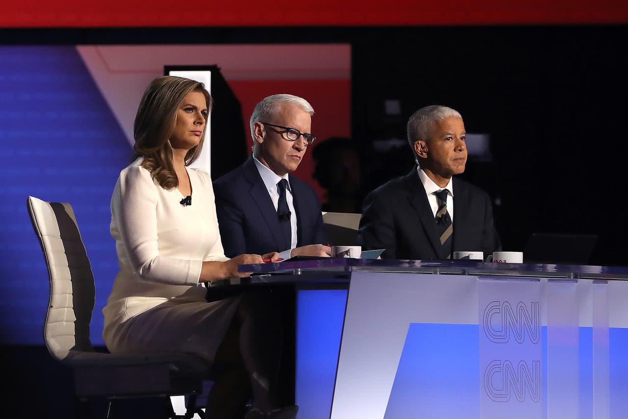 Los moderadores de este debate fueron los presentadores de CNN 
<b>Erin Burnett y Anderson Cooper</b>, y el editor jefe de Nacional del diario 
<i>The New York Times</i> 
<b>Marc Lacey</b>.