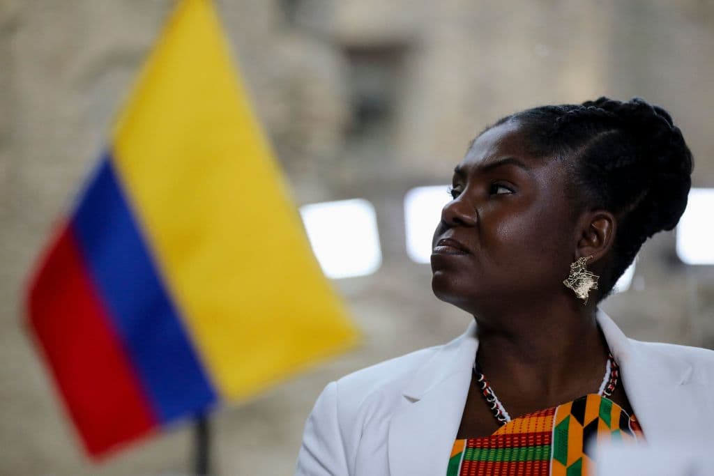 <b>Francia Márquez</b> — abogada, activista y política colombiana.
<br>
<br>Mujer, activista, abogada, madre... la vicepresidenta elegida en junio pasado es 
<a href="https://www.univision.com/noticias/america-latina/quien-es-francia-marquez-nueva-vicepresidenta-de-colombia" target="_blank">la primera afrocolombiana en llegar al Ejecutivo de Colombia</a>. Tiene un pasado de lucha por el medio ambiente, contra el racismo y levantó una familia tras quedar embarazada en su adolescencia.