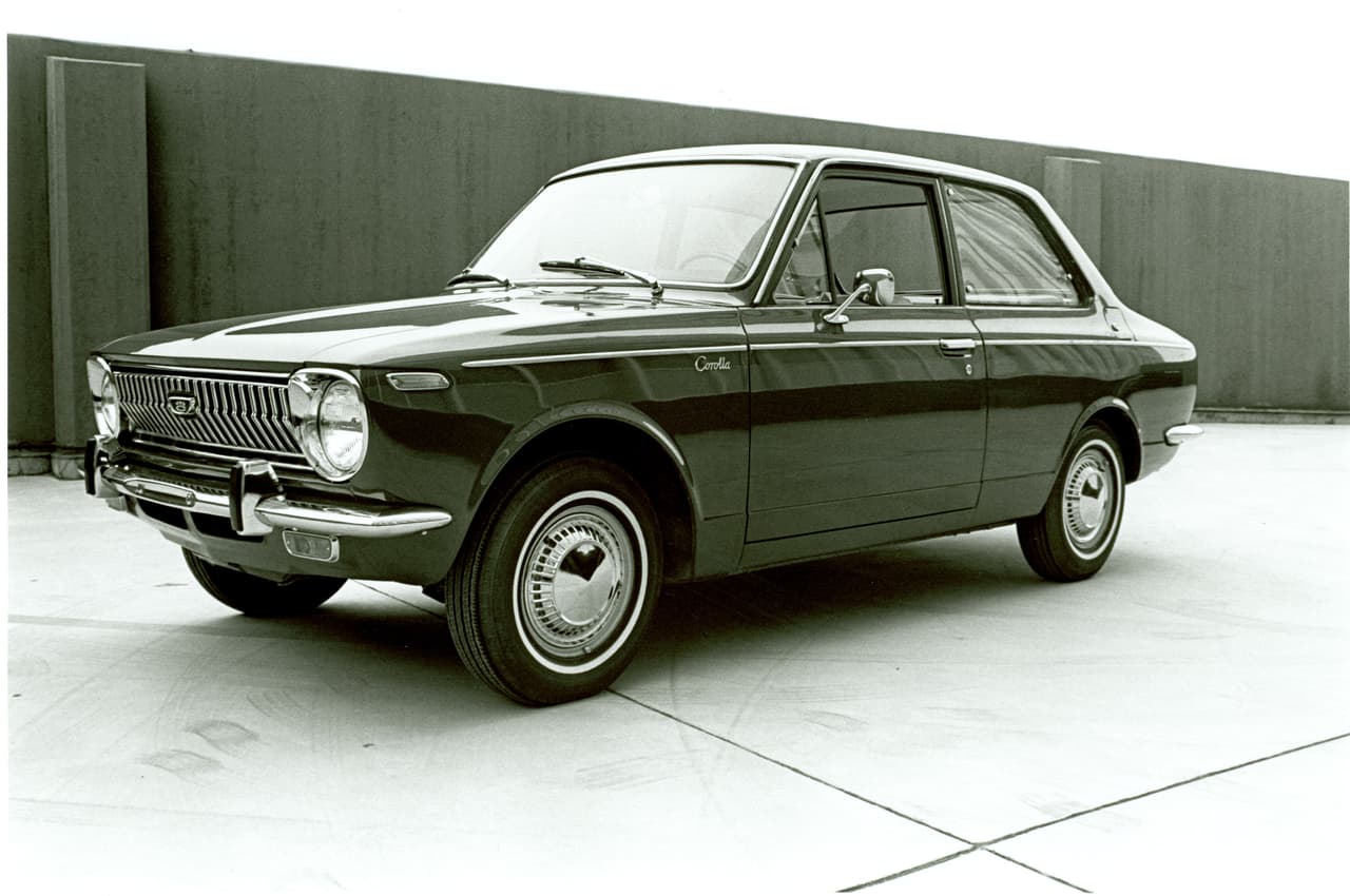 <h3 class="cms-h3-H3">1. Toyota Corolla</h3>
<br>
<br>La 
<b><a href="https://www.univision.com/noticias/auto-show-de-nueva-york/el-toyota-corolla-cumple-50-anos-y-los-celebro-en-nueva-york" target="_blank">historia del Corolla</a></b> puede no ser tan fascinante o emocionante como las del Volkswagen Beetle o el Ford Model-T, pero el hiperpopular compacto de Toyota ha provisto a motoristas en todos los confines del planeta, de transporte confiable durante 52 años. Es por eso que hoy, después de once generaciones y más de 43 millones de unidades vendidas, es el modelo de automóvil más vendido de la historia..
<br>
<br>
<b>Año de estreno</b>: 1966.
<br>
<b>Año de salida</b>: Aún es producido.
<br>
